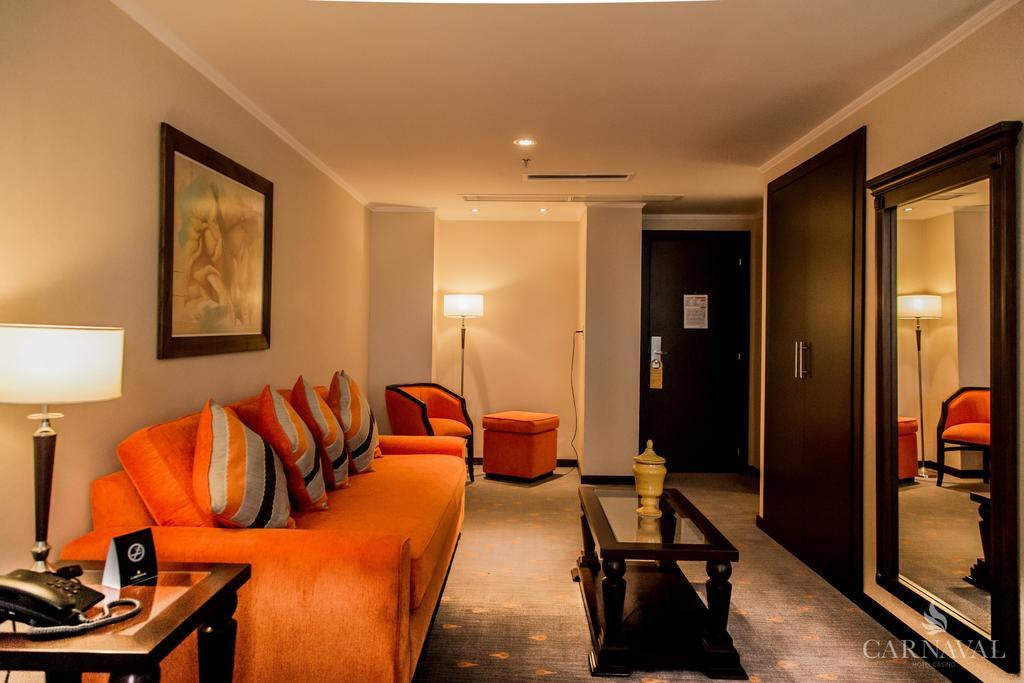 Carnaval Hotel Casino Encarnación Dış mekan fotoğraf A suite at the hotel