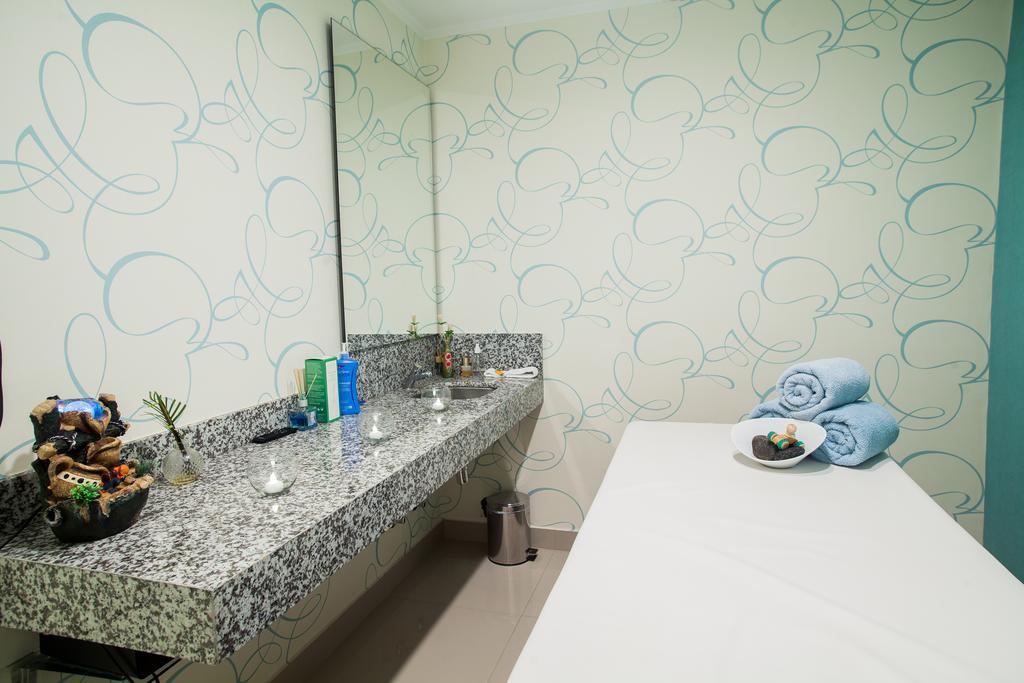 Carnaval Hotel Casino Encarnación Dış mekan fotoğraf A treatment room at a spa