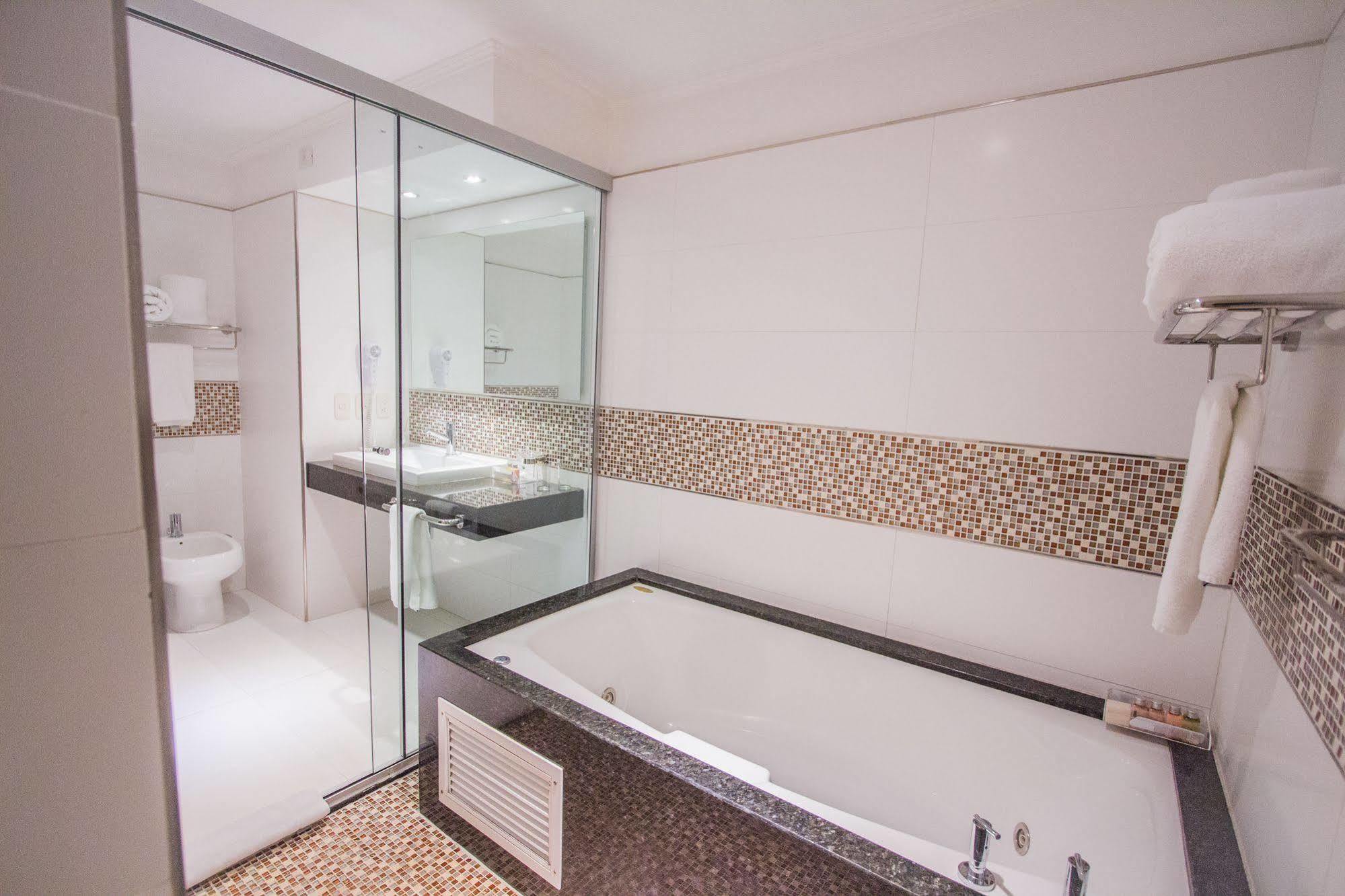 Carnaval Hotel Casino Encarnación Dış mekan fotoğraf A modern bathroom