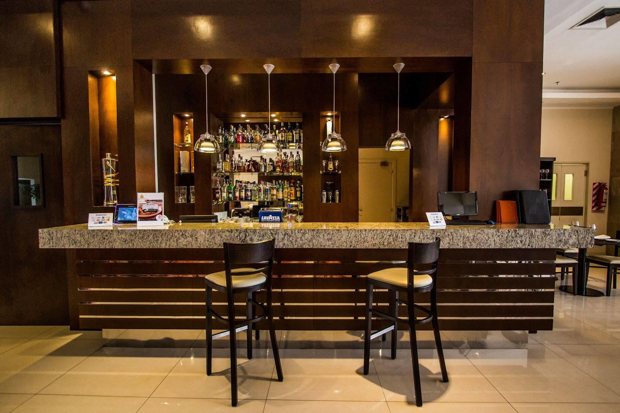 Carnaval Hotel Casino Encarnación Dış mekan fotoğraf A bar in a hotel