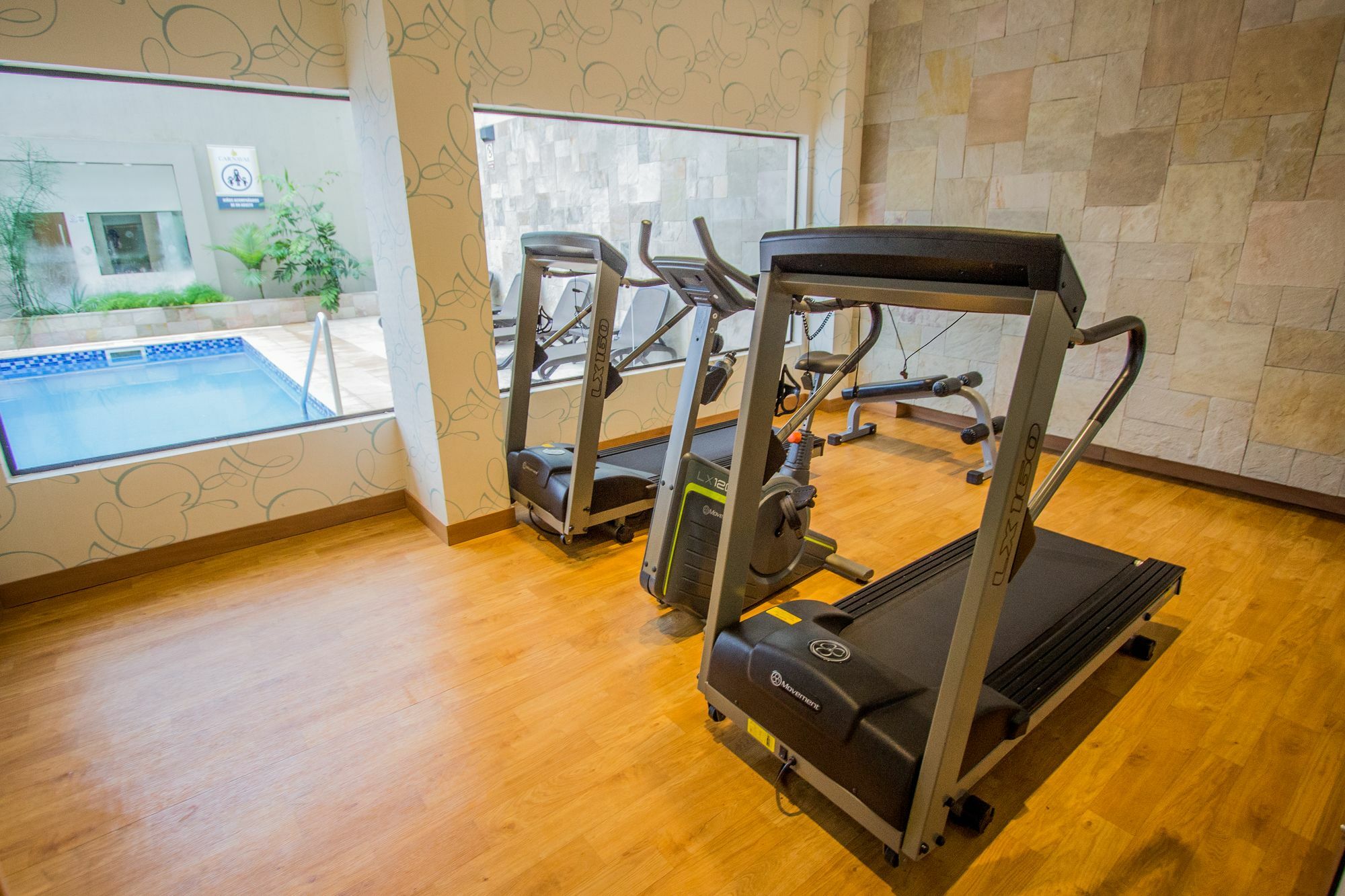 Carnaval Hotel Casino Encarnación Dış mekan fotoğraf Treadmills in a gym